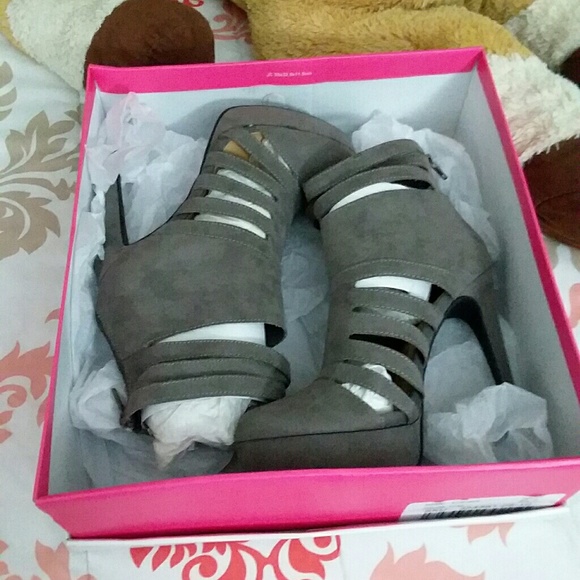 Shoes - Picture 5 of 6